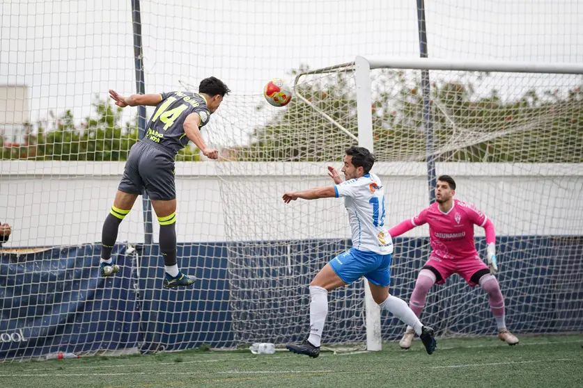 G&aacute;mez cabecea un bal&oacute;n en el &aacute;rea del Castilleja