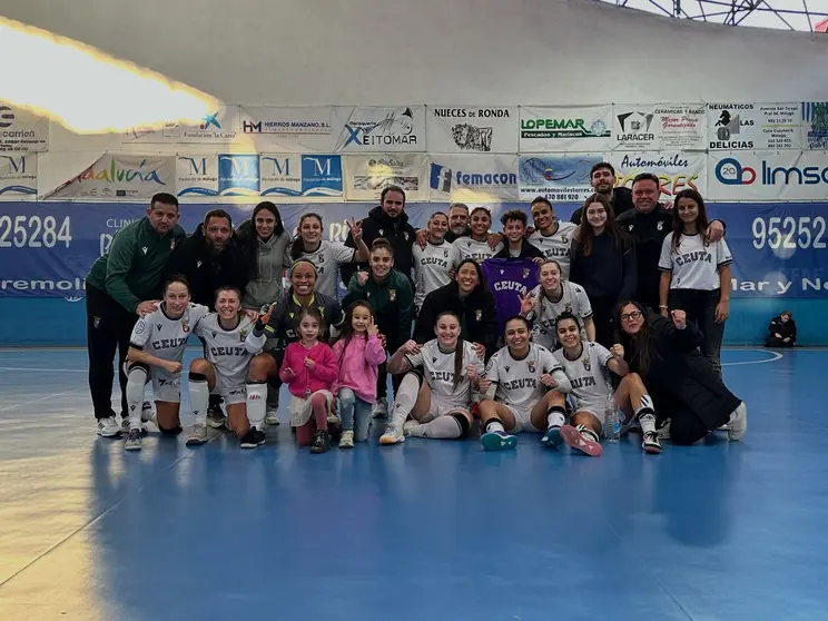 Las ceut&iacute;es celebran su victoria en la pista del Atl&eacute;tico Torcal
