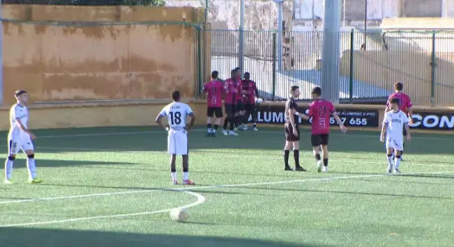 Los jugadores del Pozoblanco celebran su solitario gol en el 'Pirri