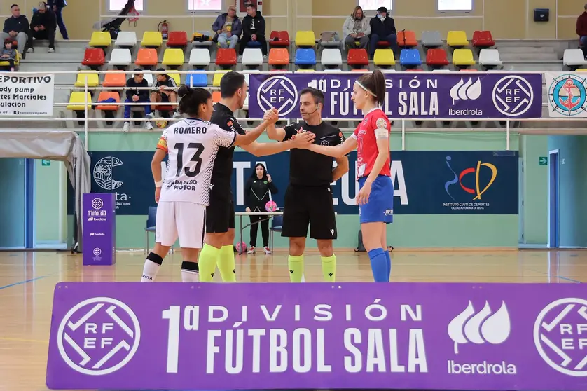 Las capitanas de Ceuta y Futsi se saludan ante la pareja arbitral