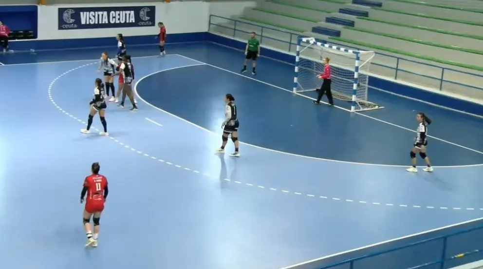 Un lance del partido disputado este domingo en el pabell&oacute;n La Libertad