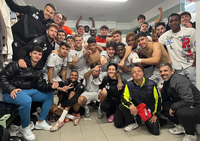 Los integrantes del Ceuta B celebran su triunfo sobre la Balona