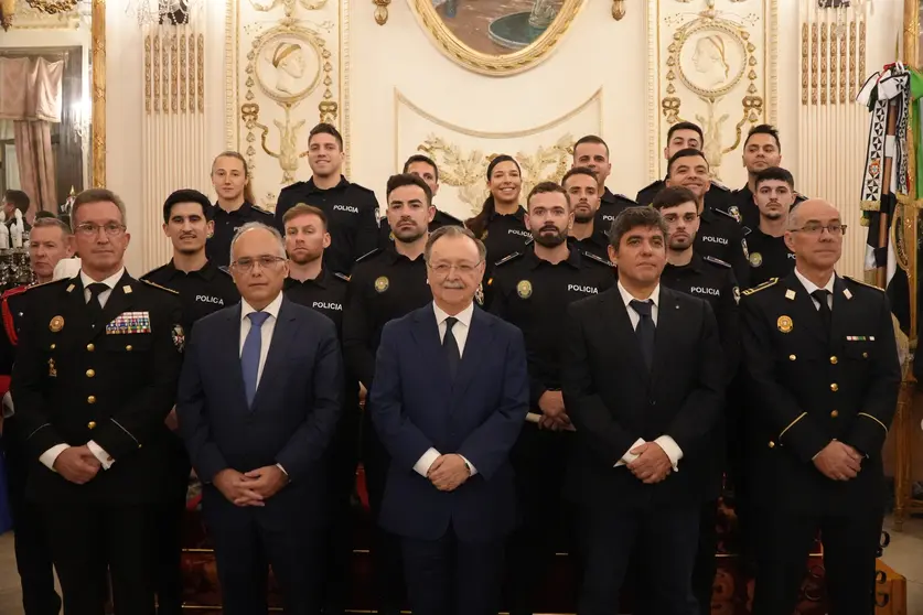 polic&iacute;as locales toma posesi&oacute;n