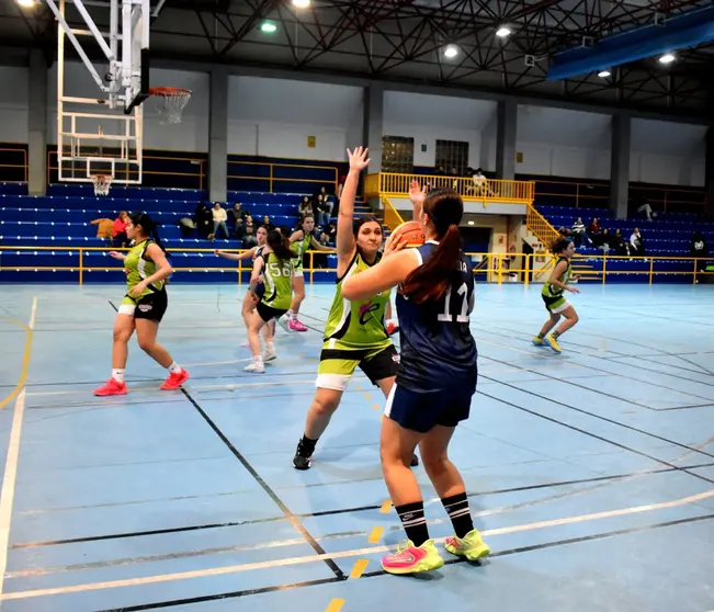Imagen de un partido de uno de los equipos de La Inmaculada y del CB Ceuta en el Campoamor