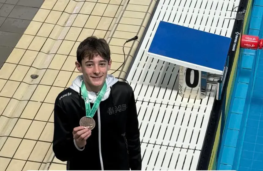Jaime L&oacute;pez posa con una de las medallas conseguidas en C&aacute;diz