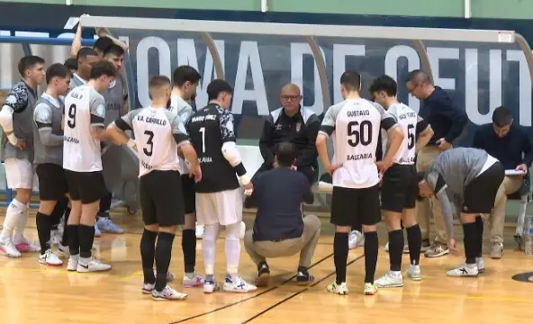 Los componentes del Ceut&iacute;, durante un tiempo muerto en el partido de este s&aacute;bado