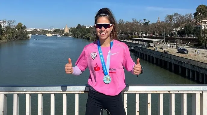 Mar&iacute;a Romero posa tras completar la Marat&oacute;n de Sevilla