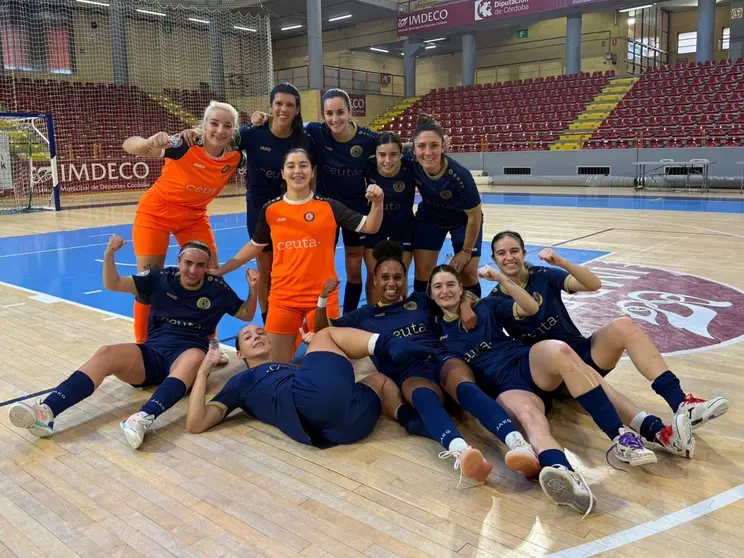 Las jugadoras del Camoens celebran su victoria en el pabell&oacute;n Vista Alegre