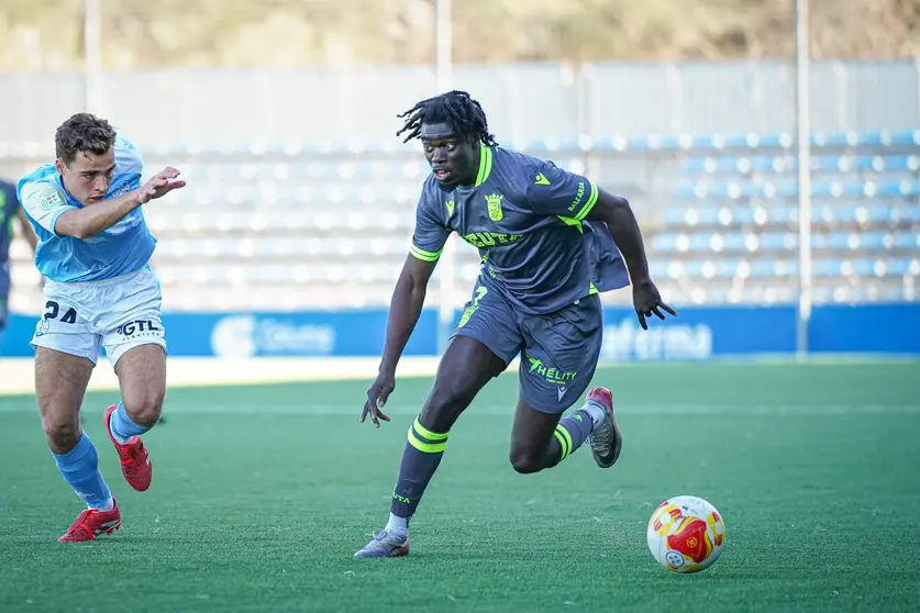 Charles Ansu avanza con el bal&oacute;n perseguido por un jugador lucentino