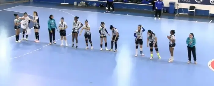 Las jugadoras del Estudiantes, antes de medirse al Alcobensas