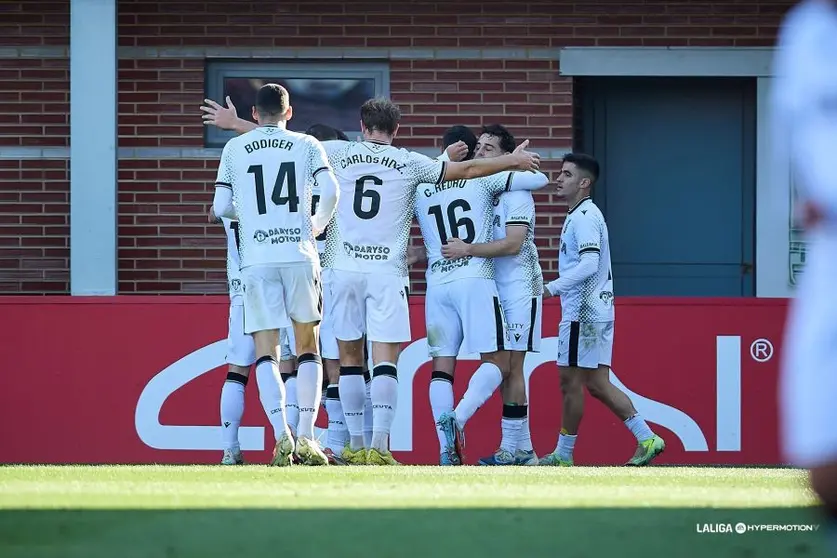 Los jugadores del Ceuta celebran el gol de Marcos Fern&aacute;ndez que les ha dado el triunfo en Anduva