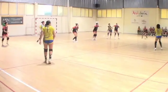 Un lance del partido disputado este s&aacute;bado en la pista del Mijas