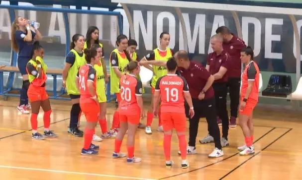 Jugadoras y t&eacute;cnicos del Camoens, antes de empezar su partido frente al Globalcaja Albacete