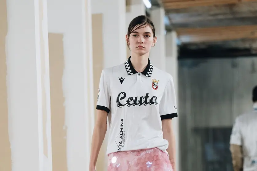 Una imagen de la modelo que luci&oacute; la camiseta retro del Ceuta durante el desfile