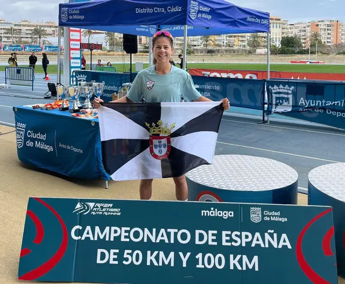 Mar&iacute;a Romero posa con la bandera de Ceuta en M&aacute;laga