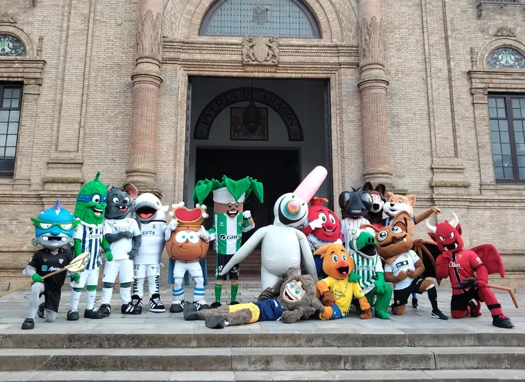 Caballati, en Sevilla, junto al resto de mascotas de LaLiga