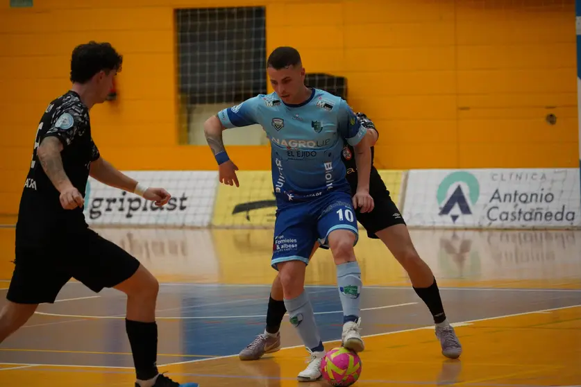 Un momento del partido disputado este s&aacute;bado por el Ceut&iacute; en El Ejido