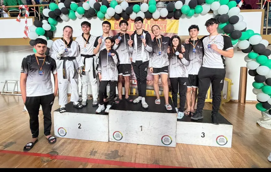 Los taekwondistas ceut&iacute;es posan con sus medallas