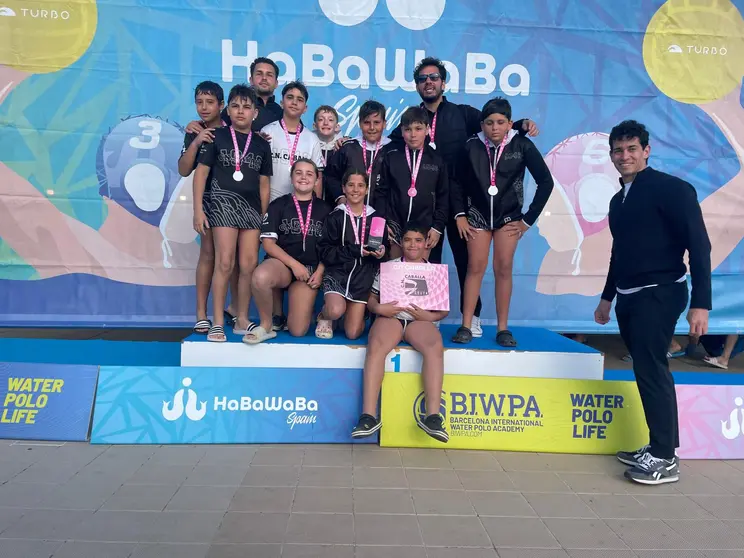 Los componentes del Caballa alev&iacute;n, en el podio