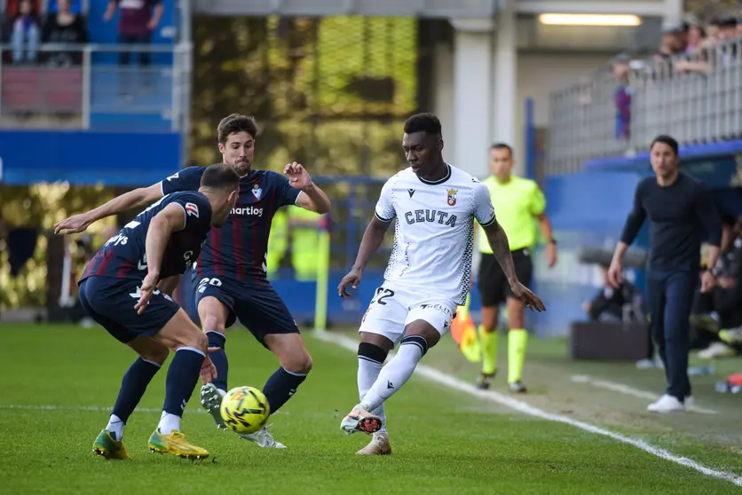 Kialy Kon&eacute; golpea el bal&oacute;n ante dos jugadores del Eibar