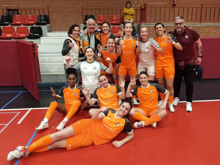 Las jugadoras del Camoens celebran su victoria en Azuqueca