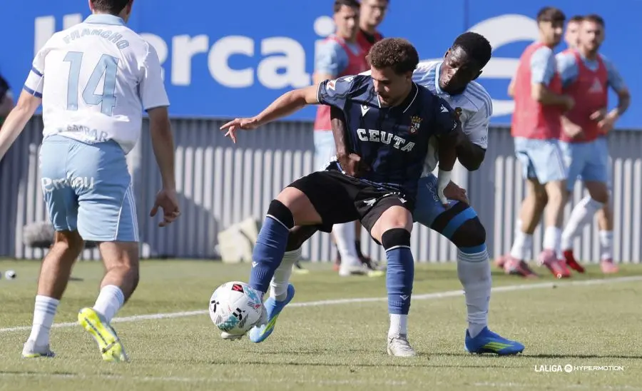 Marcos protege el bal&oacute;n ante el local Saidu