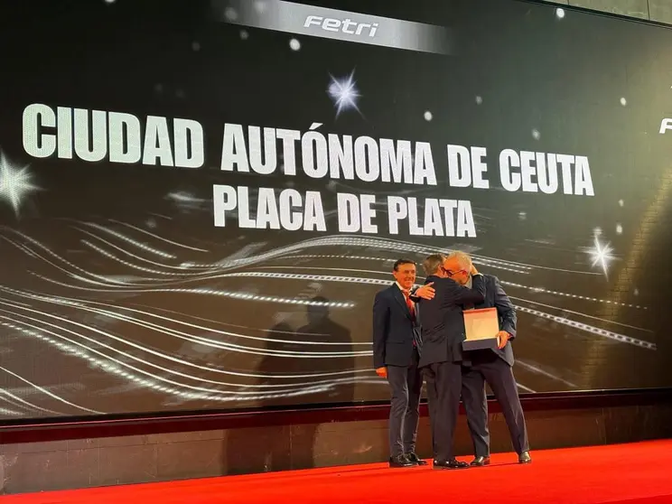 Vivas abraza a Blanco tras la entrega a Ceuta de la Placa de Plata de la FETRI