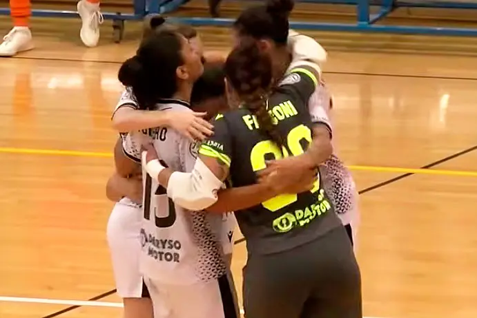 Las jugadoras del Ceuta se funden en un abrazo tras el primer gol de Maura Scaletti