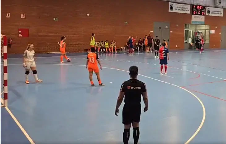 Un momento del partido disputado por el Camoens ante el Majadahonda