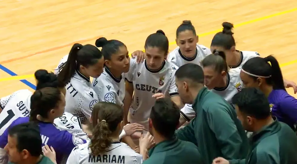 Las integrantes del Ceuta Femenino, antes de empezar su partido en Alcorc&oacute;n