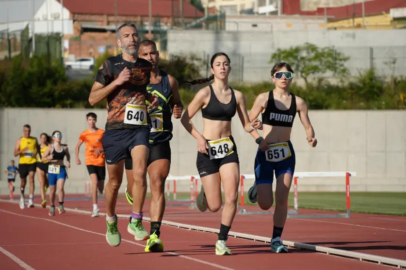 Un grupo de atletas, durante una de las pruebas celebradas en la pista de Loma Margarita