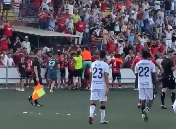 Jugadores del Dos Hermanas celebran uno de los goles de su remontada ante el Ceuta B