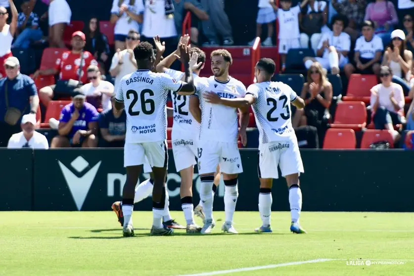 Jugadores de la AD Ceuta celebran el 1-0, obra de Marcos Fern&aacute;ndez