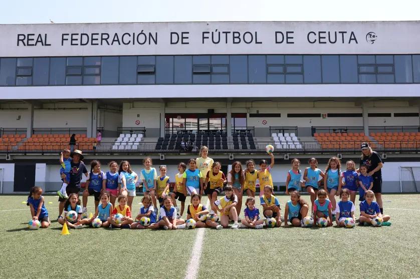 Las alumnas posan con sus diplomas en la &uacute;ltima jornada de la actividad UEFA Playmakers de la RFFCE