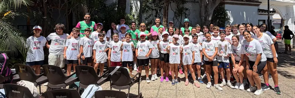 Foto de familia de los participantes en el campus y sus monitores