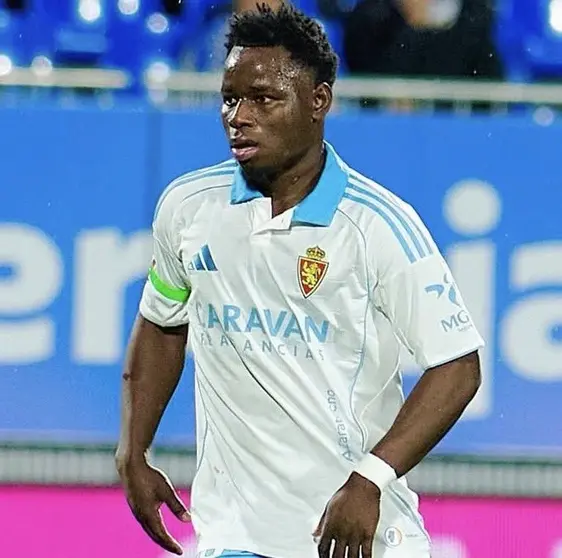 Mawuli Mensah, con la camiseta del Real Zaragoza