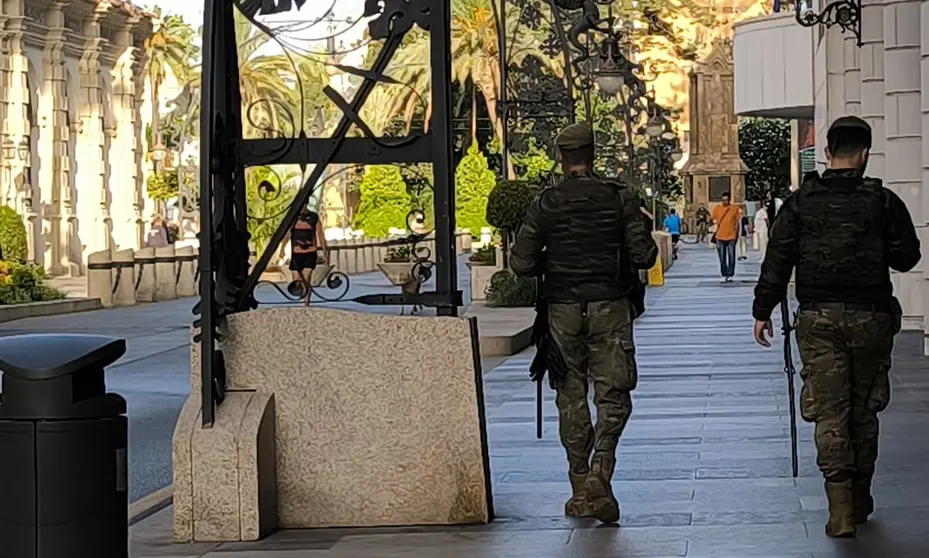 militares gran v&iacute;a