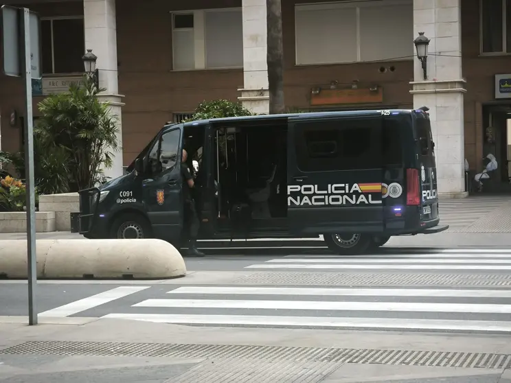 polic&iacute;a nacional furg&oacute;n