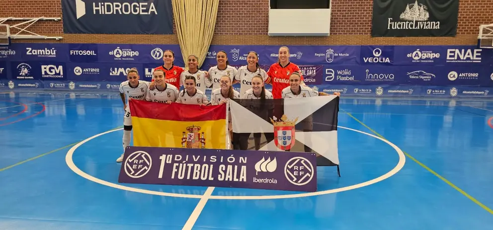 Las jugadoras del Ceuta posan en Alcantarilla con las banderas de Espa&ntilde;a y de la ciudad aut&oacute;noma