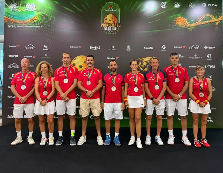 El ceut&iacute; Yasin Harr&uacute;s -cuarto por la izquierda- posa con la selecci&oacute;n espa&ntilde;ola campeona del mundo