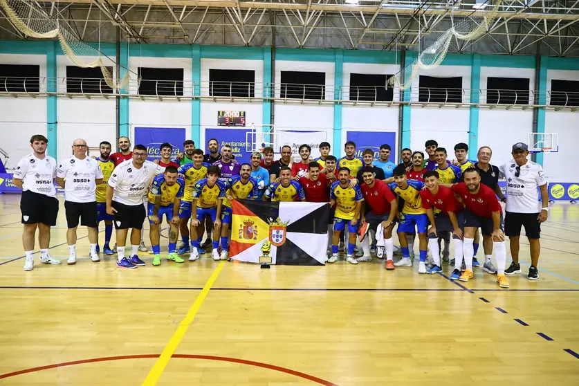 Los dos equipos han posado junto con las banderas de Espa&ntilde;a y Ceuta para apoyar a la ciudad aut&oacute;noma