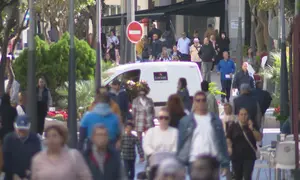 GENTE POR LA CALLE EN CEUTA