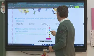 MAESTRO EN UN COLEGIO AULA CLASE