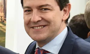 (Alfonso_Fern&aacute;ndez_Ma&ntilde;ueco)_Encuentro_con_el_presidente_de_Castilla_y_Le&oacute;n_en_FITUR_(49434213072)_(cropped)