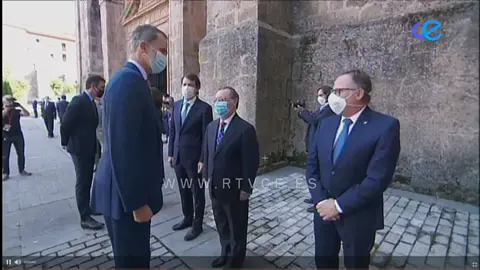 Rey Felipe VI saluda  presidente de la CIudad