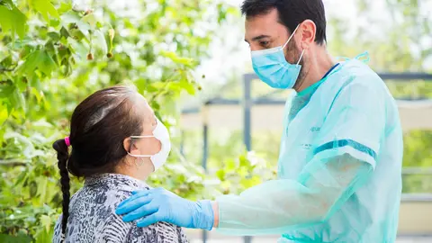 FOTO1 PSICÓLOGO EAPS CON UNA PACIENTE DURANTE LA PANDEMIA Fundación la Caixa 