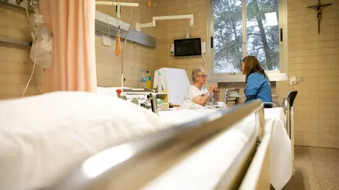 FOTO3 VOLUNTARIA EAPS ATENDIENDO PACIENTE AÑO 2017. Fundación la Caixa