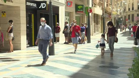 Personas caminando por la calle