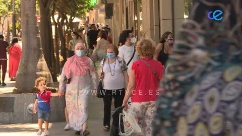Personas por la calle con mascarilla
