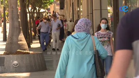 Personas caminando por la calle